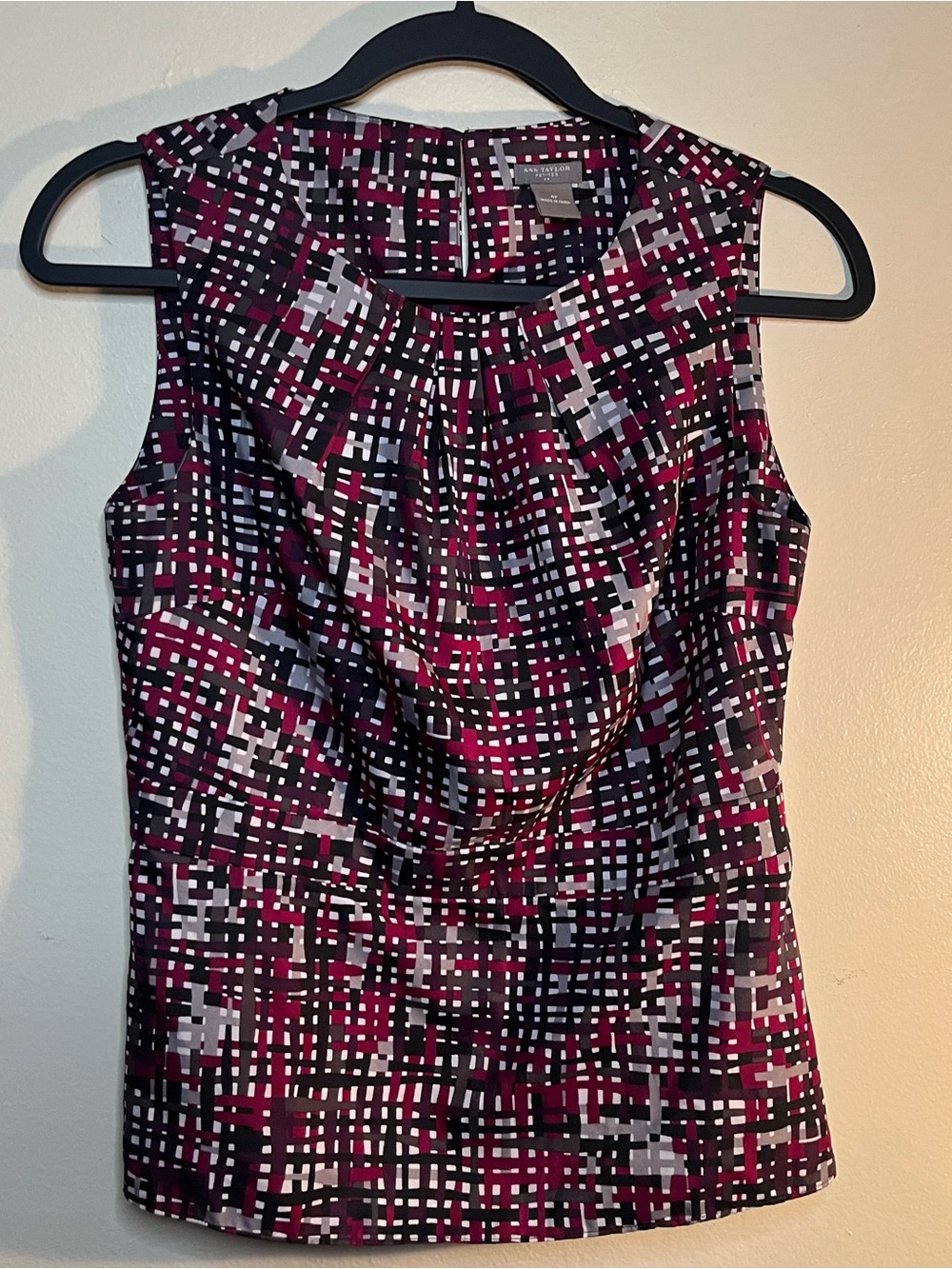 Ann Taylor Sleeveless pleated around neck size 4 in Burgundy, Black & White